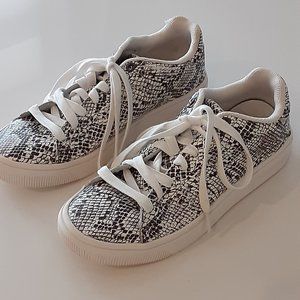 K- Swiss Leather Snake skin print sneakers size 7